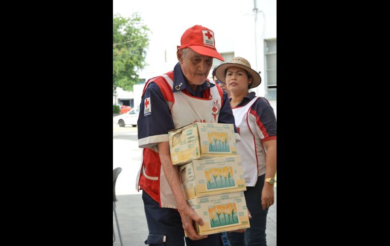 La imagen de Roberto González Pulido mientras cargaba cajas con ayuda para los afectados del sismo del 19 de septiembre de 2017, destacó en redes sociales. FACEBOOK@CruzRojaJalisco