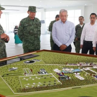 López Obrador recorre nueva fábrica de armas del Ejército mexicano