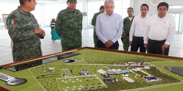 L&oacute;pez Obrador recorre nueva f&aacute;brica de armas del Ej&eacute;rcito mexicano