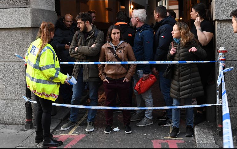 Agentes de policía cercan el lugar en el que se ha perpetrado, este viernes, un ataque terrorista en Londres. EFE/F. Arrizabalaga