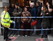 Agentes de policía cercan el lugar en el que se ha perpetrado, este viernes, un ataque terrorista en Londres. EFE/F. Arrizabalaga