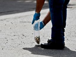 Los peritos localizaron más de 100 casquillos en el lugar.  AFP/A. Estrella