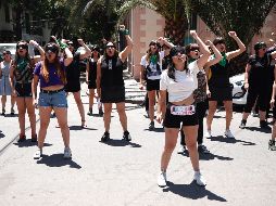 Santiago. Chilenas participan en la coreografía de “Un violador en tu camino”, popularizada por un movimiento feminista de ese país. EFE/A. Valdés