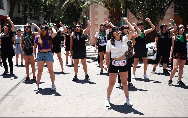 Santiago. Chilenas participan en la coreografía de “Un violador en tu camino”, popularizada por un movimiento feminista de ese país. EFE/A. Valdés