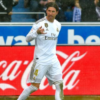 Con goles de sus defensas, Real Madrid vence al Alavés