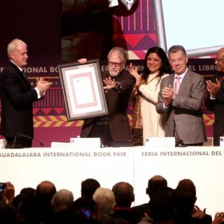 Inauguran la edición 33 de la FIL con premio a David Huerta