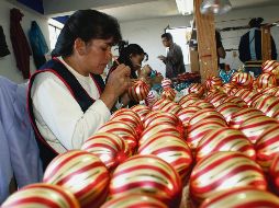 Talleres. Las esferas toman poco a poco su aspecto y belleza en los talleres. CORTESÍA / Turismo Michoacán