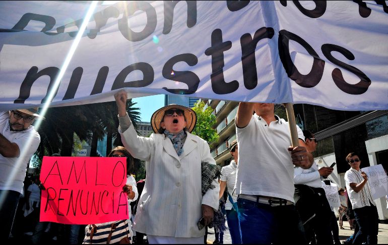Ciudadanos participaron en la movilización de anti festejo del primer año del gobierno de López Obrador. AFP / C. Ruíz