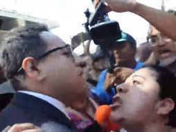 Seguidores de AMLO agreden a reportero de TV Azteca