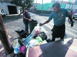 Algunos vecinos dejan su basura después del paso del carretón. EL INFORMADOR / G. Gallo