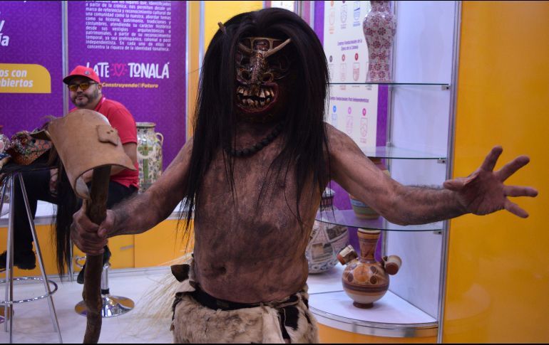 En un stand dedicado a difundir la historia y cultura del municipio de Tonalá, podrás encontrar a este guerrero aborigen.