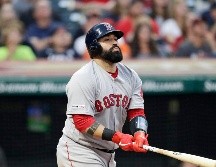 León promedió apenas .192 al bate la campaña pasada en 65 partidos por los Red Sox, pero a la defensiva es considerado uno de los mejores receptores de la Liga Americana. AP / ARCHIVO