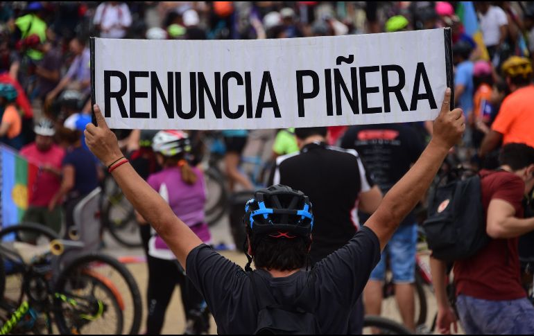 Piñera advirtió que para volver a poner en marcha la economía es necesario que se detengan los saqueos y se restablezca la paz. AFP / ARCHIVO