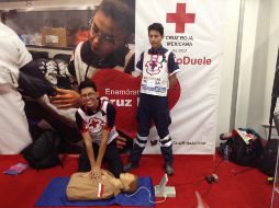 El equipo de la Cruz Roja ofrece una capacitación rápida sobre cómo auxiliar a alguien en la calle en situación de emergencia médica. ESPECIAL