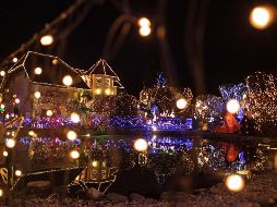 Cada año, la familia instala hasta un millón de luces navideñas y más de 140 muñecos hinchables con temática navideña. EFE/C. Bruna