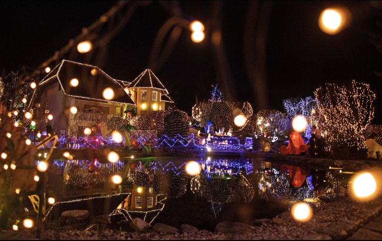 Cada año, la familia instala hasta un millón de luces navideñas y más de 140 muñecos hinchables con temática navideña. EFE/C. Bruna