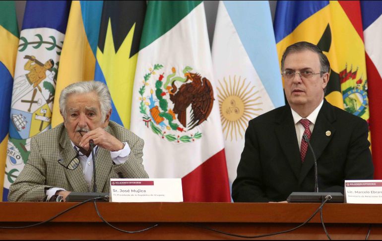 José Mujica, ex presidente de Uruguay, y el canciller Marcelo Ebrard durante el encuentro 