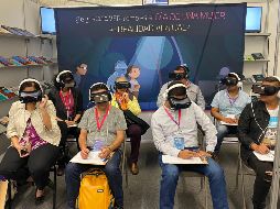 Con los visores de realidad virtual se ven cuatro videos: acoso en el metro, acoso en el trabajo, acoso en la parada de camión y violencia de pareja. EL INFORMADOR /