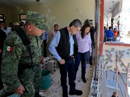 El gobernador de Coahuila y la alcaldesa de Villa Unión revisan las reparaciones tras los balazos. AP/E. Verdugo