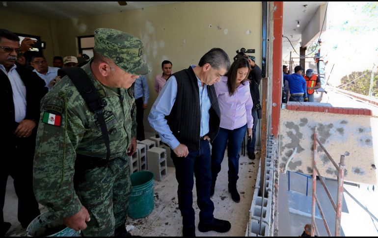 El gobernador de Coahuila y la alcaldesa de Villa Unión revisan las reparaciones tras los balazos. AP/E. Verdugo