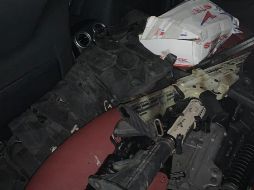 Los oficiales procedieron a la revisión del vehículo, dentro del cual contaron cuatro armas largas calibre 2.23, tres rifles de asalto calibre 7.62 y un arma larga calibre 12. ESPECIAL/