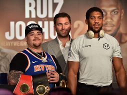 Los pugilistas tuvieron su primer cara a cara en la semana de la pelea y ofrecieron conferencia de prensa rumbo a la esperada revancha que se realizará en la Diriyah Arena este sábado. AFP / F. Nureldine