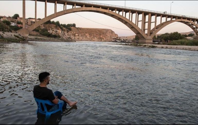 La calma antes de la tormenta. Un hombre descansa en la orilla del Tigris, mientras las aguas, suben lentamente hasta sumergir a su pueblo, perdiéndose así uno de los lugares habitados más antiguos del mundo. GETTY IMAGES