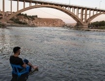 La calma antes de la tormenta. Un hombre descansa en la orilla del Tigris, mientras las aguas, suben lentamente hasta sumergir a su pueblo, perdiéndose así uno de los lugares habitados más antiguos del mundo. GETTY IMAGES