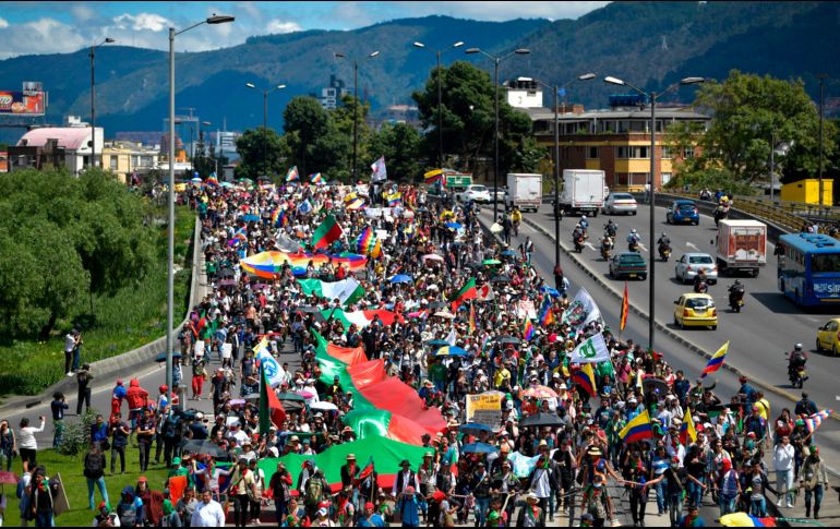 Aunque las marchas comenzaron con una tibia participación, más gente se unió al paso de los minutos. AFP/R. Arboleda