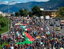 Aunque las marchas comenzaron con una tibia participación, más gente se unió al paso de los minutos. AFP/R. Arboleda