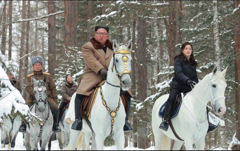 El monte Paektu y los caballos blancos son símbolos asociados con el gobierno dinástico de la familia Kim. AFP/KCNA