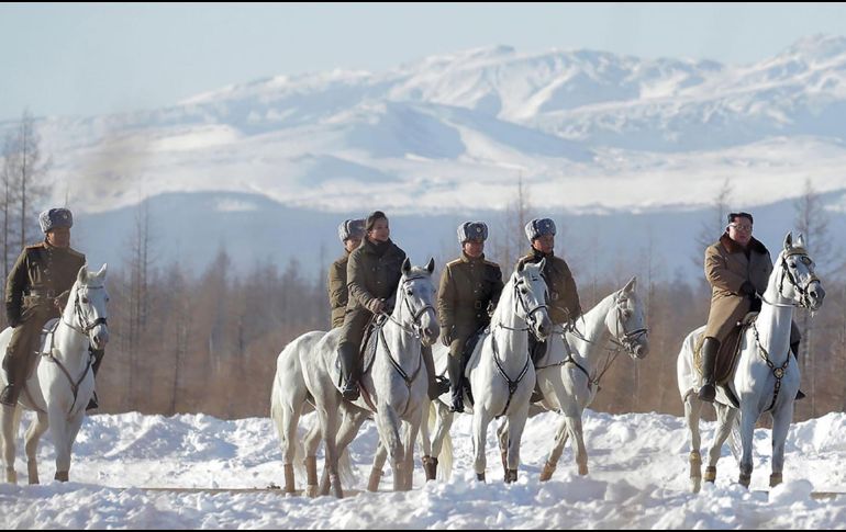 El monte Paektu y los caballos blancos son símbolos asociados con el gobierno dinástico de la familia Kim. AFP/KCNA