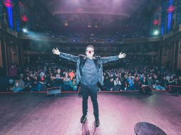 El también cantante comenta que otra de las críticas que recibe es cuando habla sólo de las vivencias que tiene con su familia, pero él menciona que su mejor material está inspitado en ella. TWITTER / @franco_esca