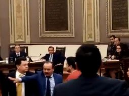 Debido al conato de bronca, la sesión fue suspendida de manera momentánea. ESPECIAL