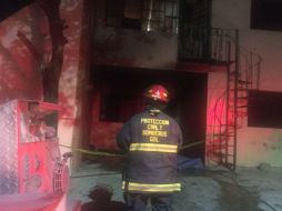 Al llegar las unidades al punto, encontraron una vivienda de dos niveles donde la planta baja en una sala y comedor se encontraba incendiada. TWITTER/ @PCYBOMGDL