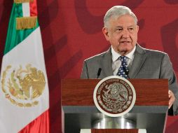 López Obrador agradece la labor de las personas que desde hace años venden algunos de sus libros, revistas y diversos artículos. NTX / J. Lira