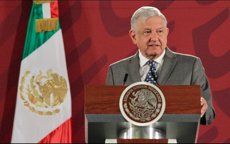 López Obrador agradece la labor de las personas que desde hace años venden algunos de sus libros, revistas y diversos artículos. NTX / J. Lira