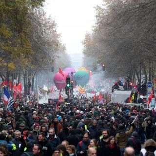 Miles salen a las calles en Francia para decir "no" a reforma de pensiones