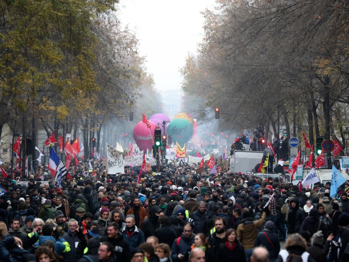  Miles salen a las calles en Francia para decir 