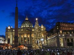 El abeto rojo, con un diámetro de 70 centímetros, proviene del Altopiano di Asiago, mientras que el pesebre cuenta con 25 estatuas de tamaño natural. AP/G. Borgia