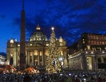 El abeto rojo, con un diámetro de 70 centímetros, proviene del Altopiano di Asiago, mientras que el pesebre cuenta con 25 estatuas de tamaño natural. AP/G. Borgia