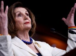 La presidenta de la Cámara de Representantes, Nancy Pelosi (i), responde la pregunta de un periodista durante una rueda de prensa en el Congreso en Washington. EFE/S. Thew