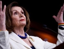 La presidenta de la Cámara de Representantes, Nancy Pelosi (i), responde la pregunta de un periodista durante una rueda de prensa en el Congreso en Washington. EFE/S. Thew