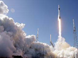 Despegue del cohete Falcon 9, donde viaja el satélite mexicano. AP/J. Raoux