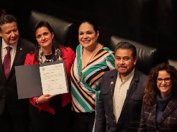 Margarita Ríos-Farjat muestra su acreditación como ministra. NOTIMEX/Q. Blanco