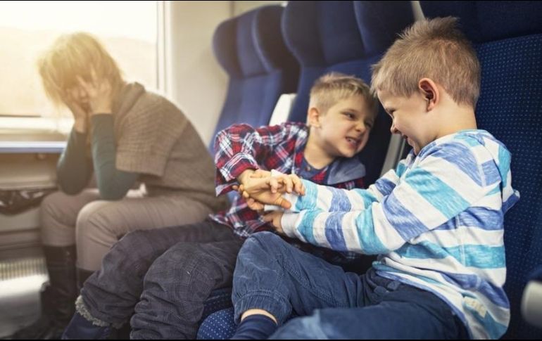 Algunos pasajeros elogian a los transportadores que les advierten de los niños que estarían cerca de sus sillas. GETTY IMAGES