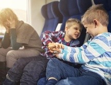 Algunos pasajeros elogian a los transportadores que les advierten de los niños que estarían cerca de sus sillas. GETTY IMAGES