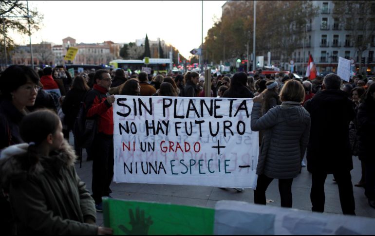 Los asistentes exigen a los líderes de la COP25 que tomen acciones urgentes ante la crisis climática. EFE/D. Fernández