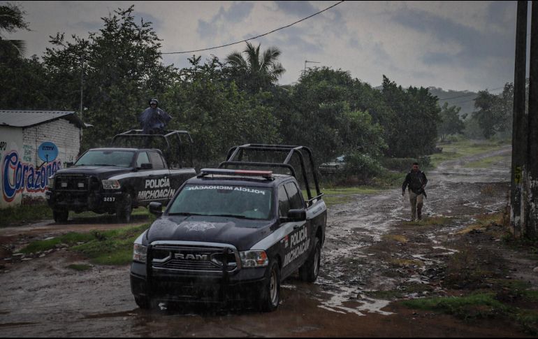 Hasta el momento no se reportan heridos o muertos. Agentes de la Policía Michoacán establecen diversos puntos de revisión en tramos carreteros aledaños a la cabecera municipal y colindantes con el municipio de Aquila. NTX / ARCHIVO