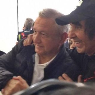 López Obrador y "Cepillín" se encuentran en el AICM y se dan un abrazo